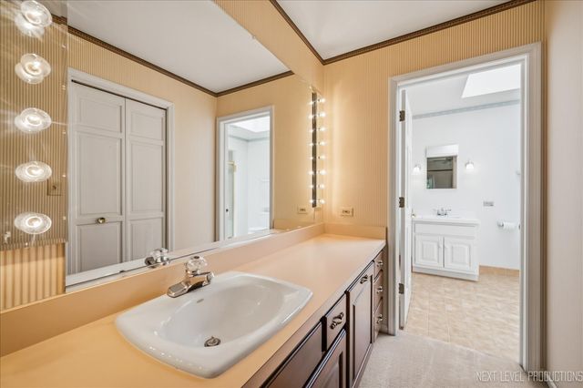 501 Pin Oak Court, St. Charles, IL 60174