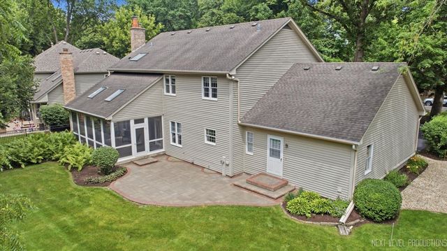 501 Pin Oak Court, St. Charles, IL 60174