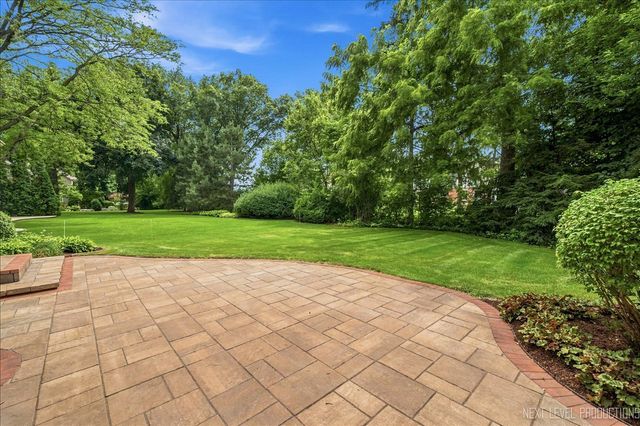 501 Pin Oak Court, St. Charles, IL 60174