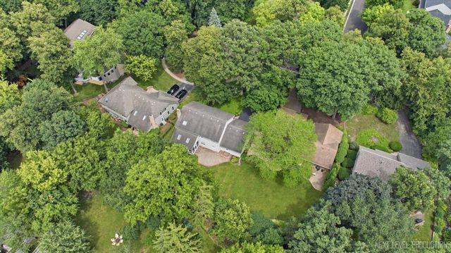 501 Pin Oak Court, St. Charles, IL 60174