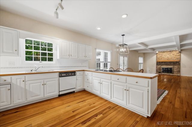 501 Pin Oak Court, St. Charles, IL 60174