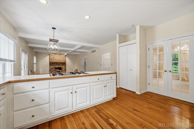 501 Pin Oak Court, St. Charles, IL 60174