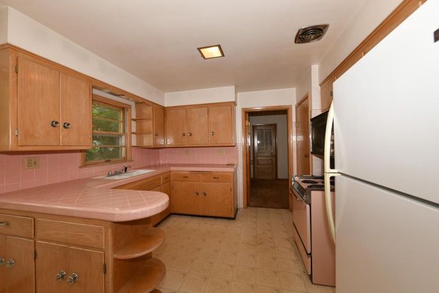 100 Joanne DRIVE, Brookfield, WI 53005