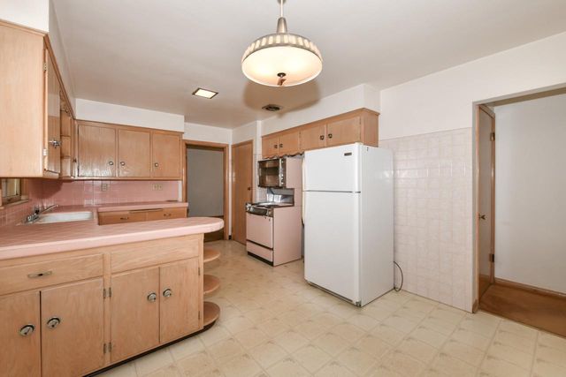 100 Joanne DRIVE, Brookfield, WI 53005
