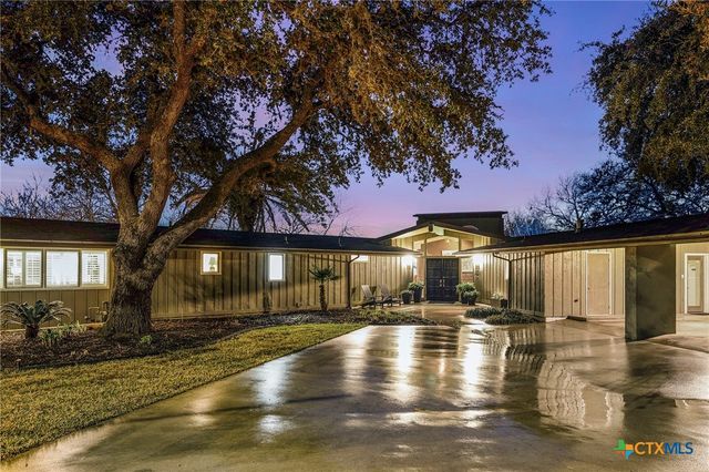 206 S Heideke Street, Seguin, TX 78155