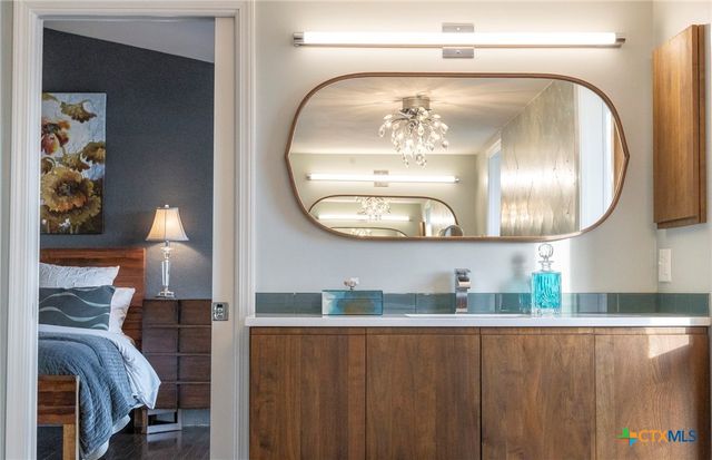 206 S Heideke Street, Seguin, TX 78155