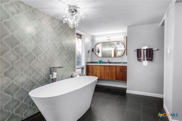 206 S Heideke Street, Seguin, TX 78155