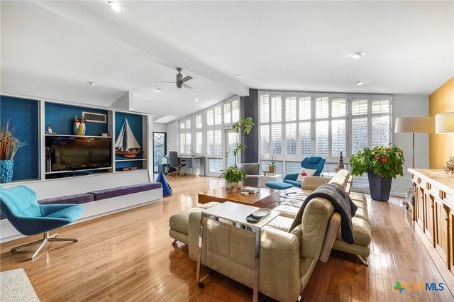 206 S Heideke Street, Seguin, TX 78155