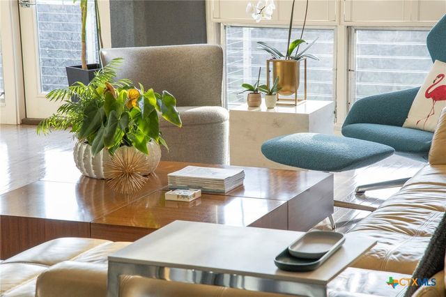 206 S Heideke Street, Seguin, TX 78155