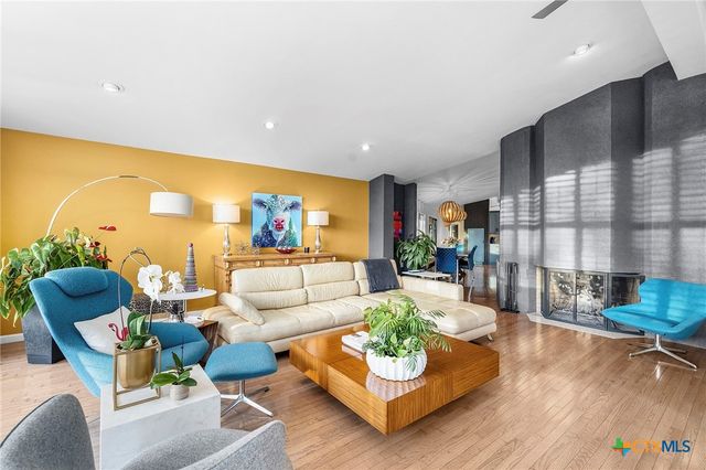 206 S Heideke Street, Seguin, TX 78155