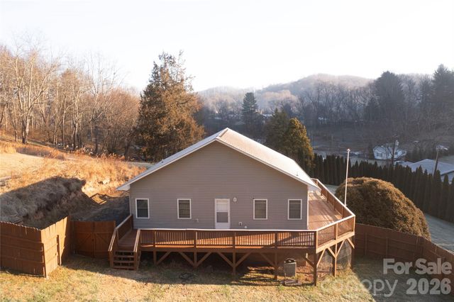 250 Duckett Cove Road, Waynesville, NC 28786