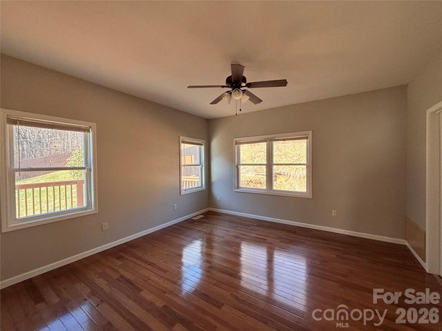 250 Duckett Cove Road, Waynesville, NC 28786