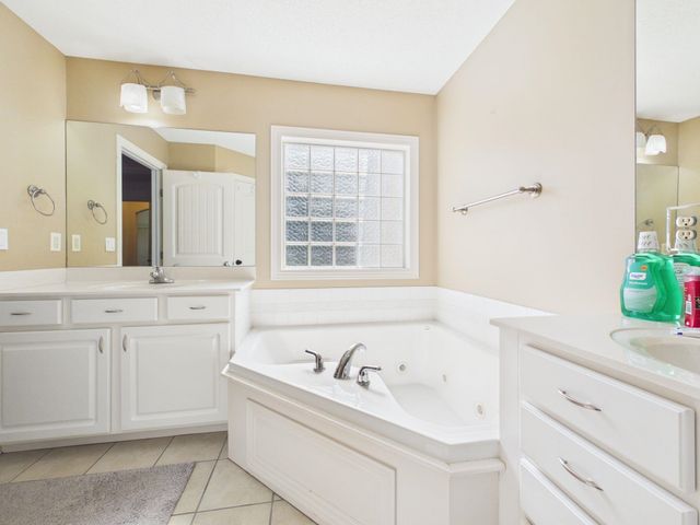 2350 N Castle Rock Ct, Wichita, KS 67228