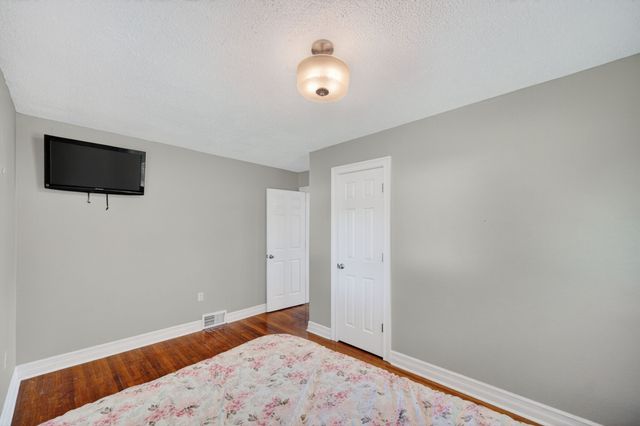 4201 Lower Beaver Road, Des Moines, IA 50310
