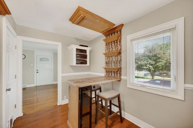 4201 Lower Beaver Road, Des Moines, IA 50310