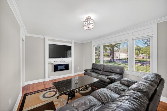 4201 Lower Beaver Road, Des Moines, IA 50310