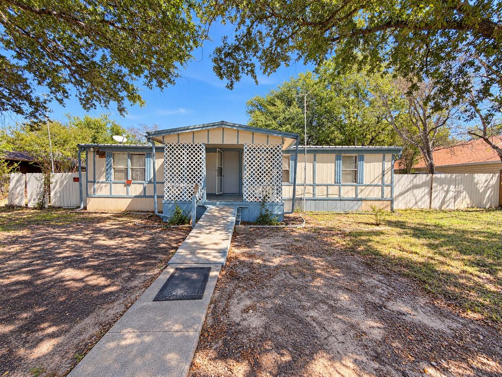 309 Boyd Street, Cleburne, TX 76031 — exterior
