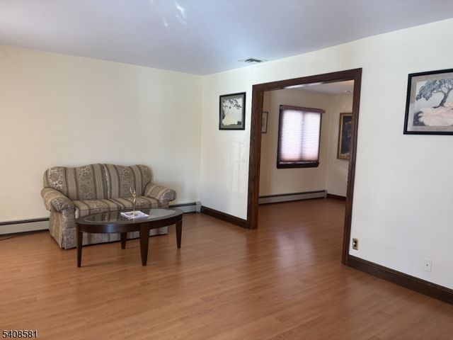 18 Mountainview Dr, Clifton City, NJ 07013