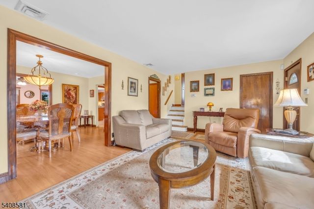 18 Mountainview Dr, Clifton City, NJ 07013