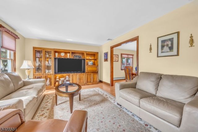 18 Mountainview Dr, Clifton City, NJ 07013