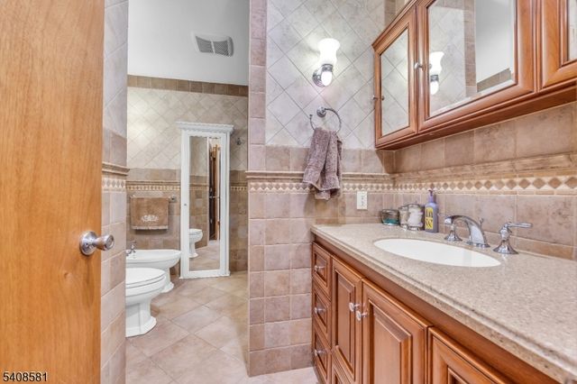 18 Mountainview Dr, Clifton City, NJ 07013