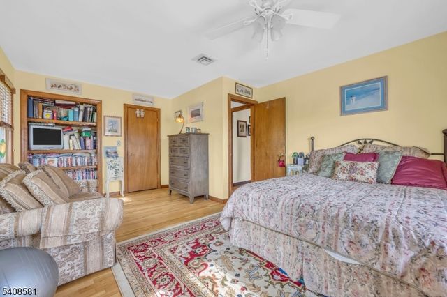 18 Mountainview Dr, Clifton City, NJ 07013