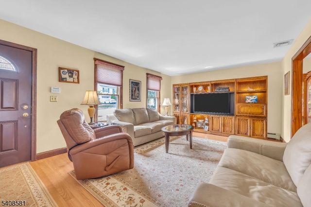 18 Mountainview Dr, Clifton City, NJ 07013