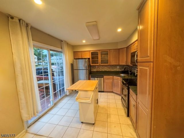 10 Mochen Ct, Sayreville Boro, NJ 08872