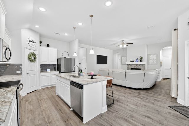 136 Gleeson Drive, Red Oak, TX 75154
