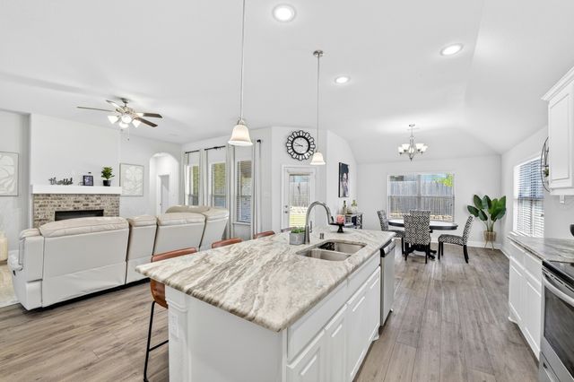 136 Gleeson Drive, Red Oak, TX 75154
