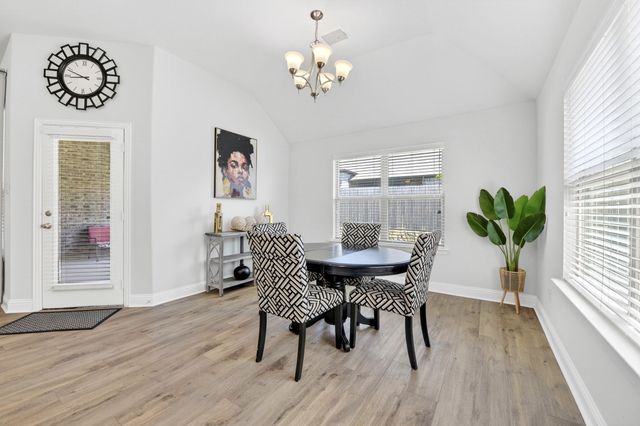 136 Gleeson Drive, Red Oak, TX 75154