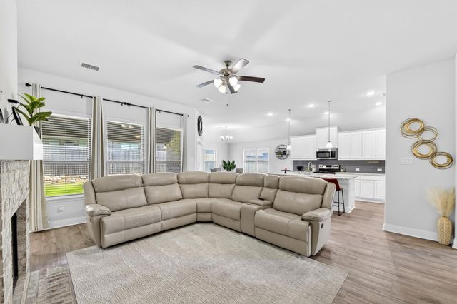 136 Gleeson Drive, Red Oak, TX 75154