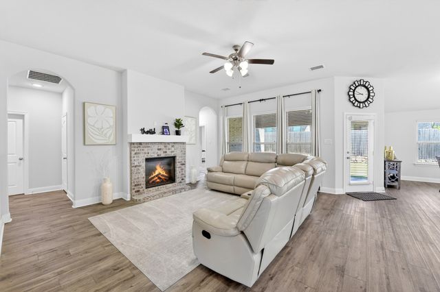 136 Gleeson Drive, Red Oak, TX 75154