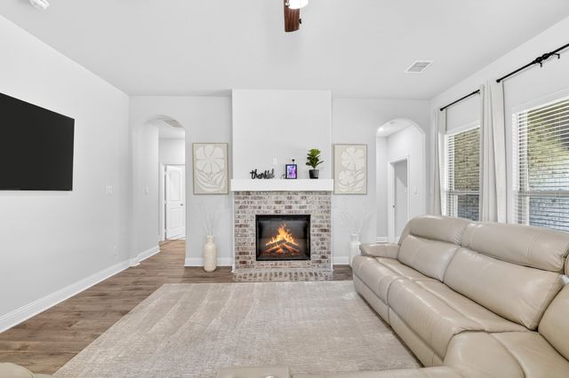 136 Gleeson Drive, Red Oak, TX 75154