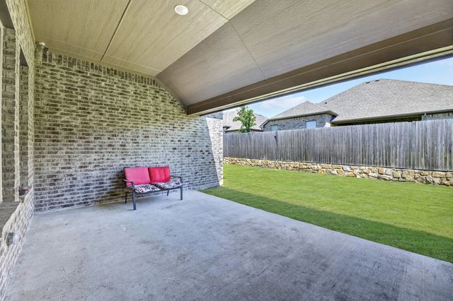 136 Gleeson Drive, Red Oak, TX 75154