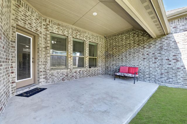 136 Gleeson Drive, Red Oak, TX 75154
