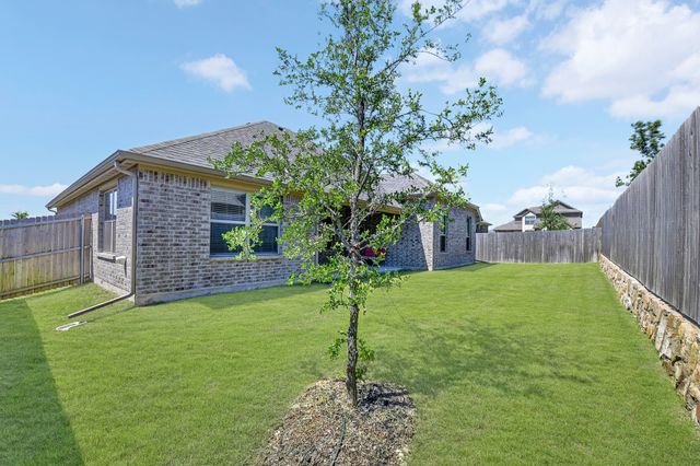 136 Gleeson Drive, Red Oak, TX 75154