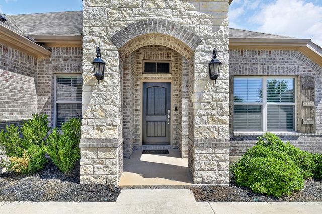 136 Gleeson Drive, Red Oak, TX 75154