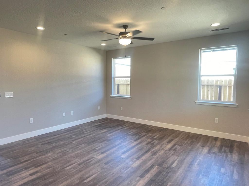 Image 4 of property listing at 16249 W David Ave, Kerman, CA 93630