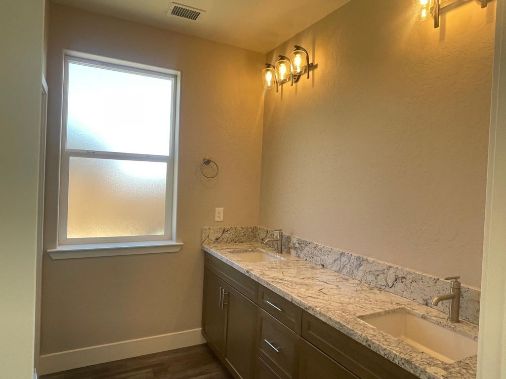 Image 6 of property listing at 16249 W David Ave, Kerman, CA 93630