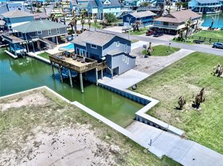 303-19 Tahiti, Tiki Island, TX 77554