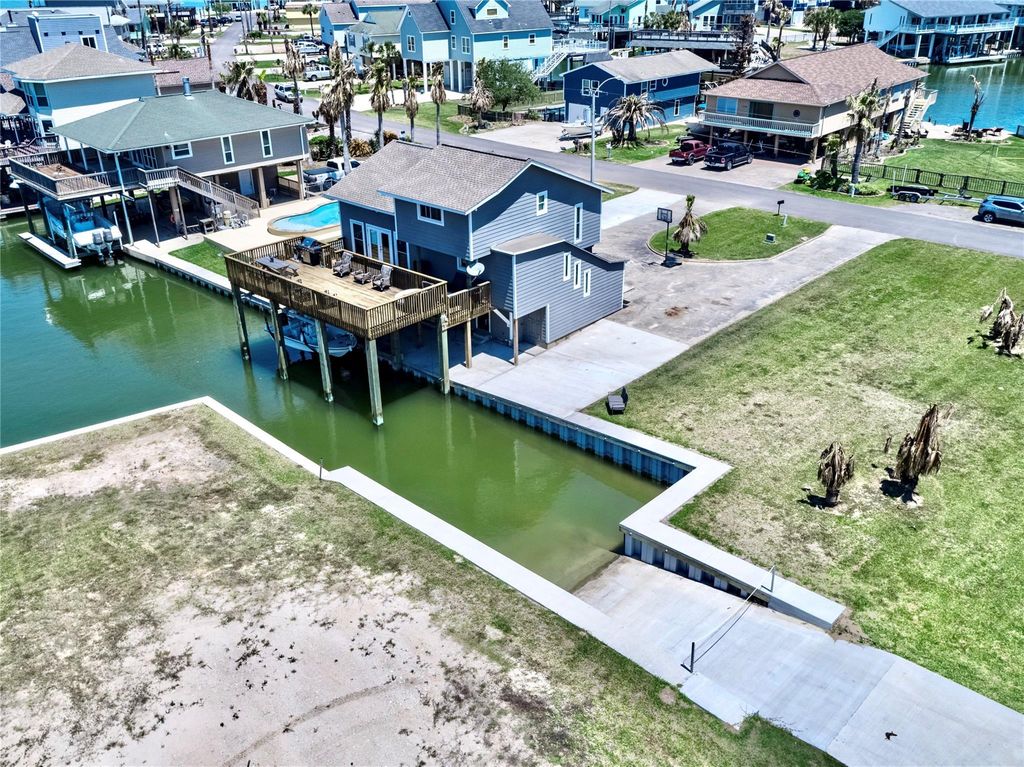303-19 Tahiti, Tiki Island, TX 77554
