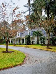 106 S Hermitage Rd, Beaufort, SC 29902