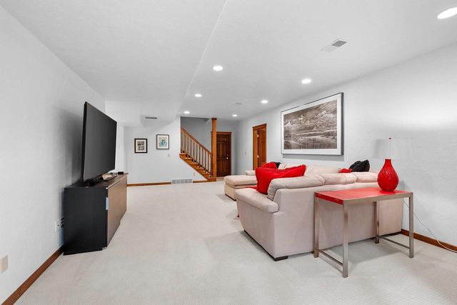 255 TRADERS POINT LANE, Green Bay, WI 54302
