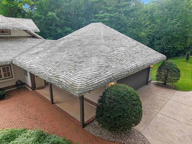 255 TRADERS POINT LANE, Green Bay, WI 54302