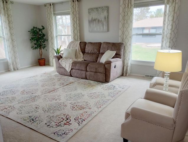 701 Deer Lane, Sleepy Hollow, IL 60118