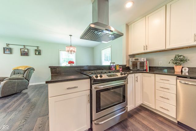41 N Wolfcreek Road, Columbus, IN 47201