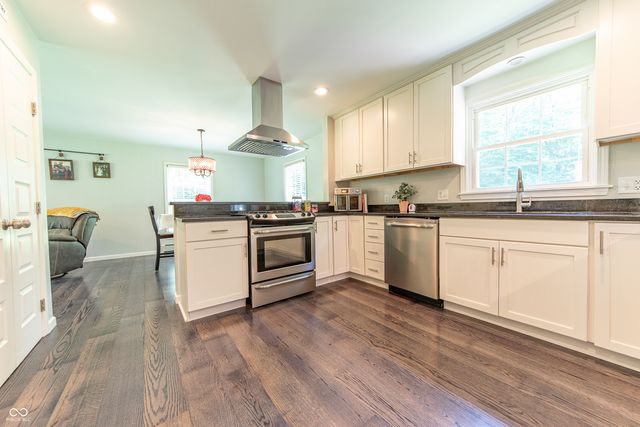 41 N Wolfcreek Road, Columbus, IN 47201