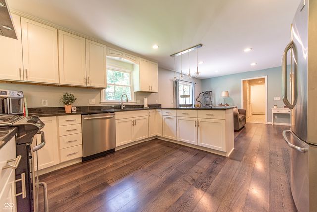 41 N Wolfcreek Road, Columbus, IN 47201