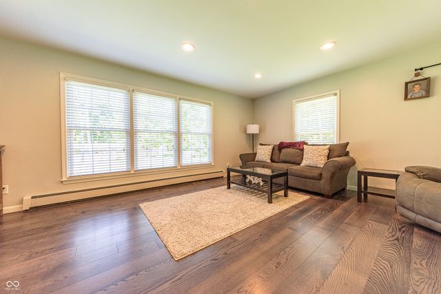 41 N Wolfcreek Road, Columbus, IN 47201